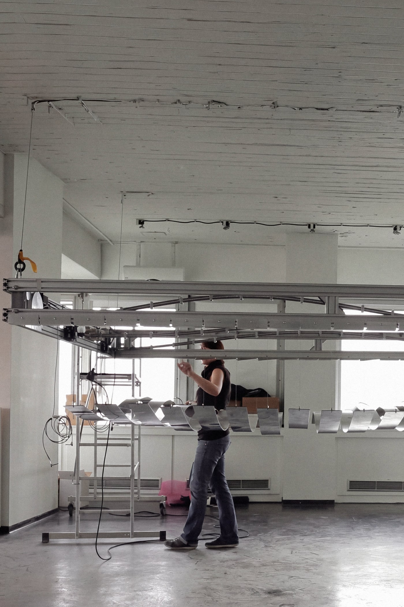 Persona en el taller de Light and Studio trabajando en fabricacion a medida