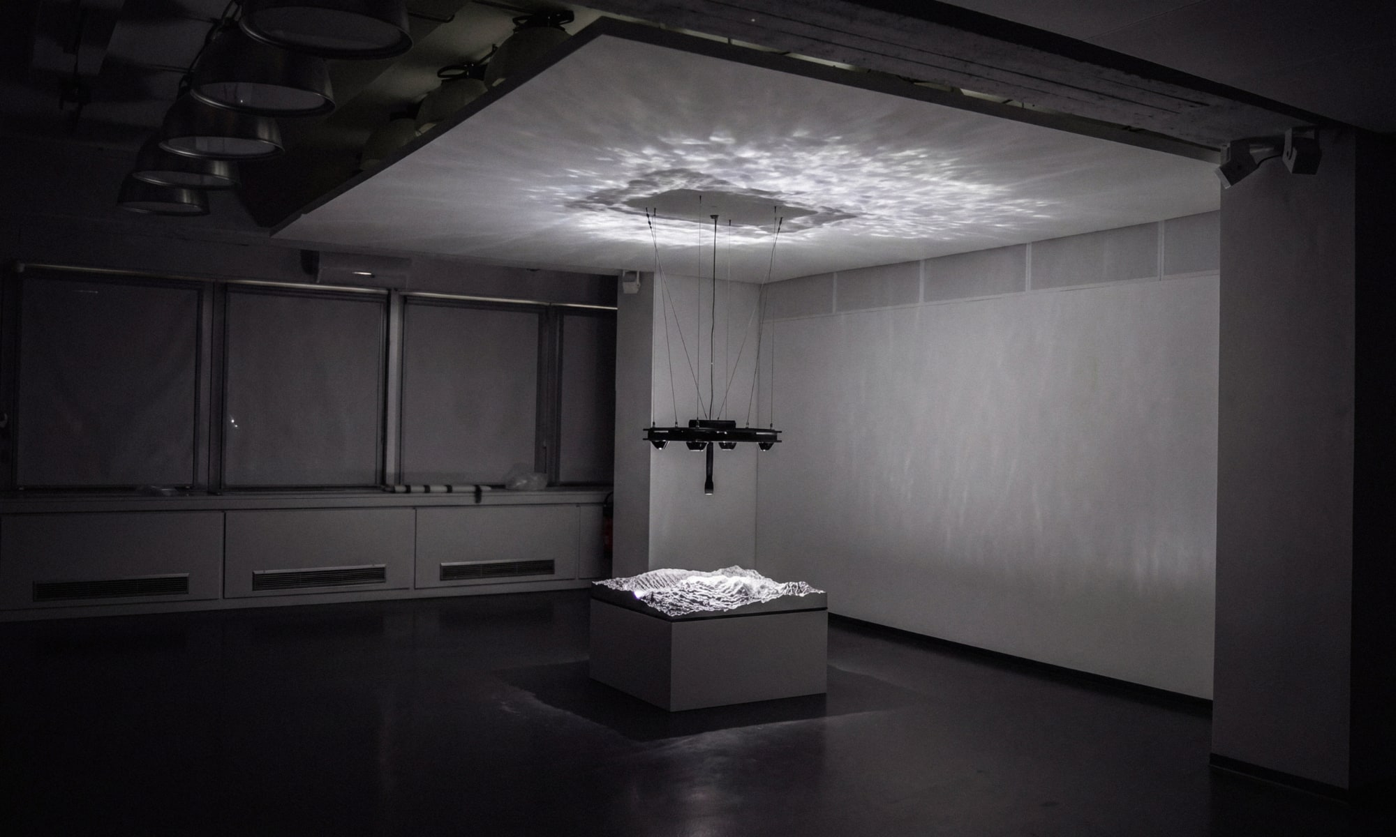 Exposicion de instalacion con fabricacion a medida por Light and Studio
