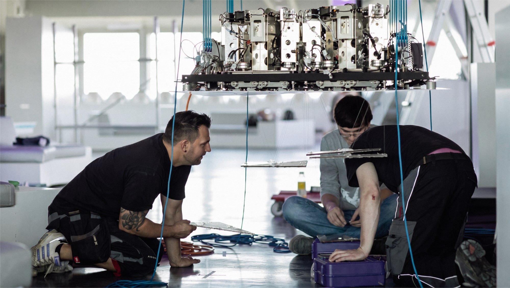 Equipo en el taller de Light and Studio trabajando en fabricacion a medida