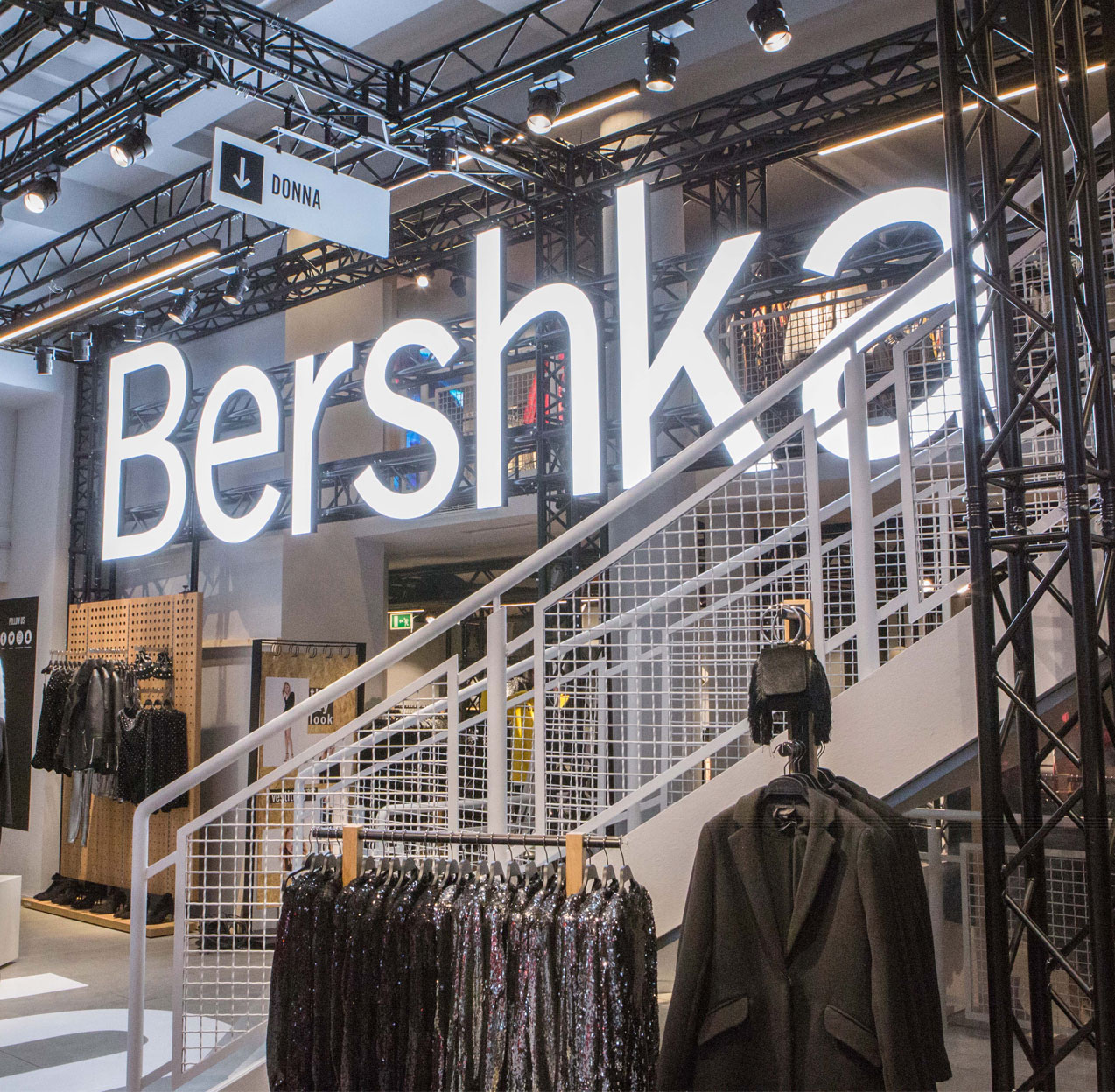 voorwoord poll pauze Retail Lighting project | Bershka | Light & Studio